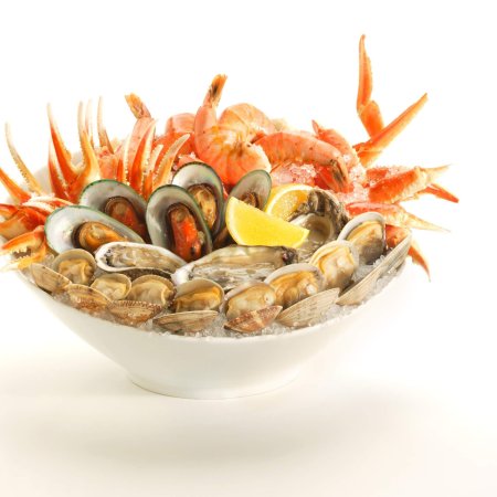 Морепродукты на белом фоне