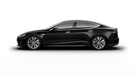 Tesla model 3 вид сбоку
