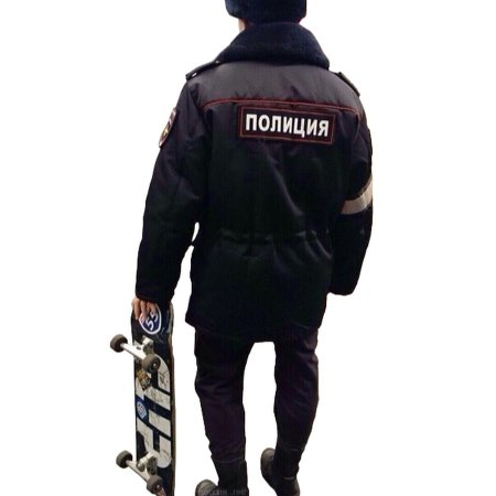 Полицейский стоит спиной