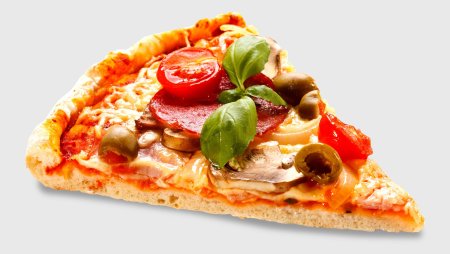 Кусок пиццы на белом фоне