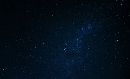 Черное небо со звездами