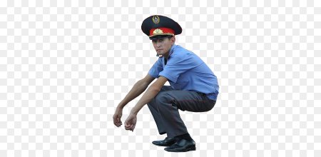 Полицейский на корточках