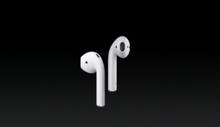 Наушники Apple AIRPODS 2 на белом фоне