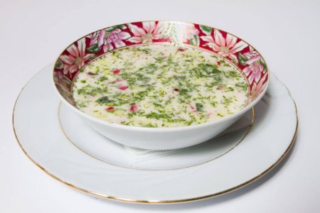 Окрошка в тарелке на белом фоне