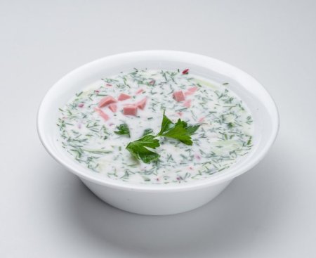 Окрошка в белой тарелке