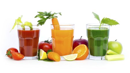 Свежевыжатый сок из фруктов стаканы