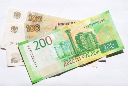Российские деньги купюры 100 и 200 рублей