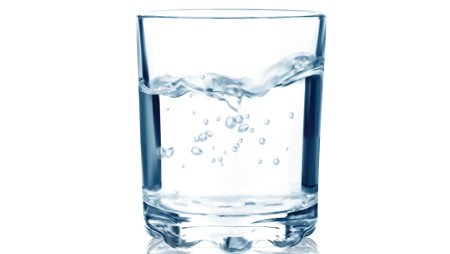 Стакан воды на белом фоне