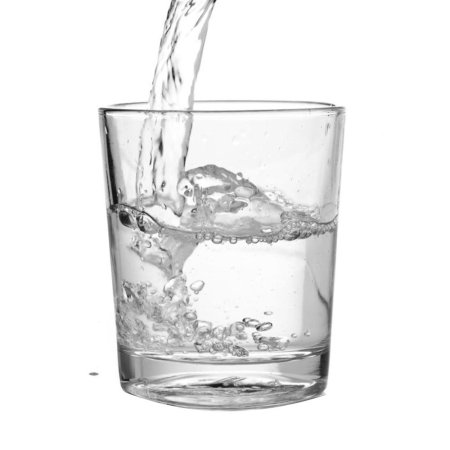 Стакан воды на белом фоне