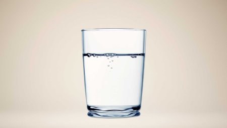 Стакан воды на белом фоне