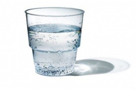 Горячая вода в стакане