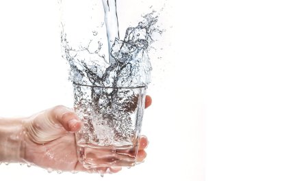 Вода из стакана