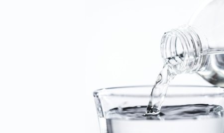 Вода стаканчик на белом фоне