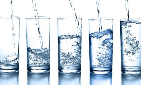 Минеральная вода в стакане
