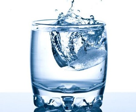 Стакан воды на белом фоне