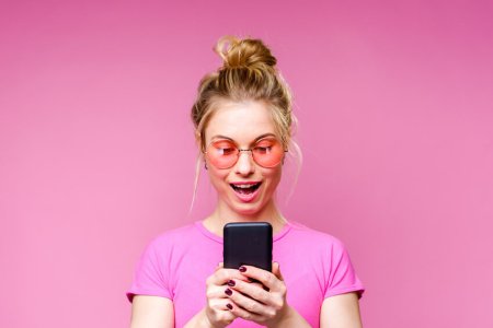 Яркая девушка с телефоном в руках