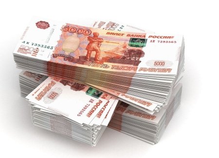 Пачка 5000 купюр на белом фоне